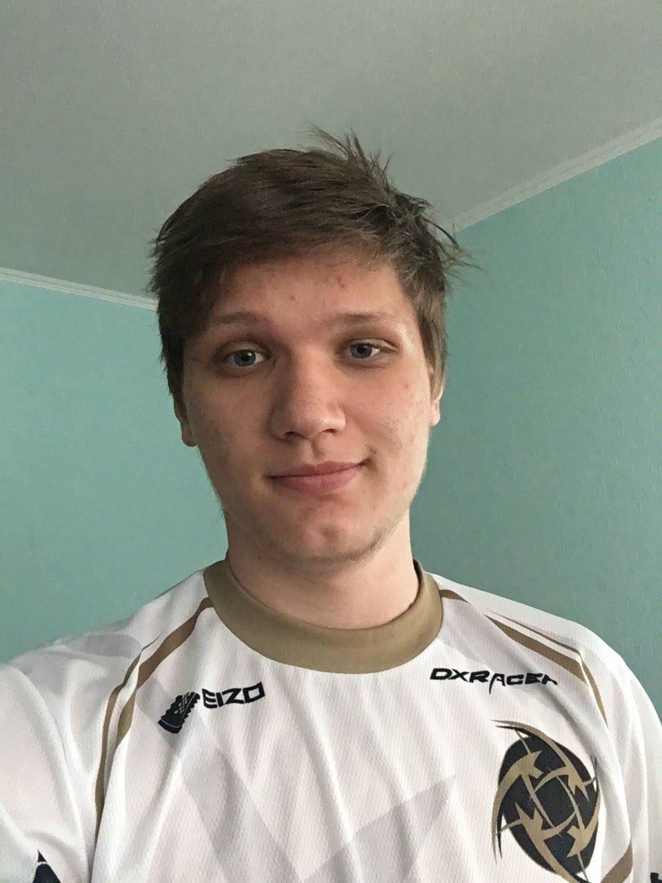 德扑下注极化：何时全押比标准下注更安全？（德州扑克下注两极化探讨：哪些情形下全押比常规下注更安全？）