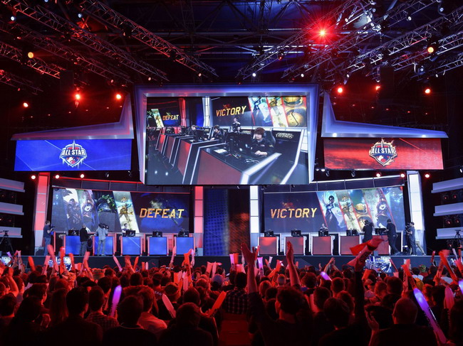 德扑博弈：如何对付“疯狂型”进攻选手。（德州扑克策略：如何应对“疯狂型”激进玩家）