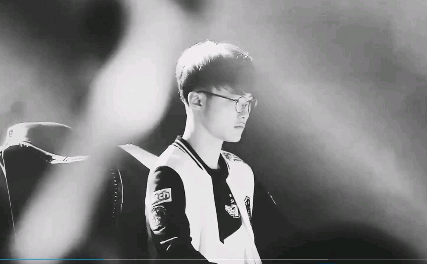 什么是“博彩的仪式感”？解析掷骰子前的吹气动作与心理暗示。（掷骰前为何要吹气？解读博彩的仪式感与心理暗示）