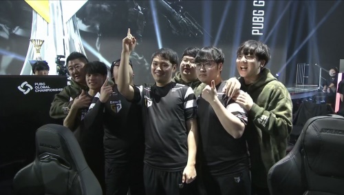 下载蜂鸟电竞比分APP，看王者荣耀KPL季后赛