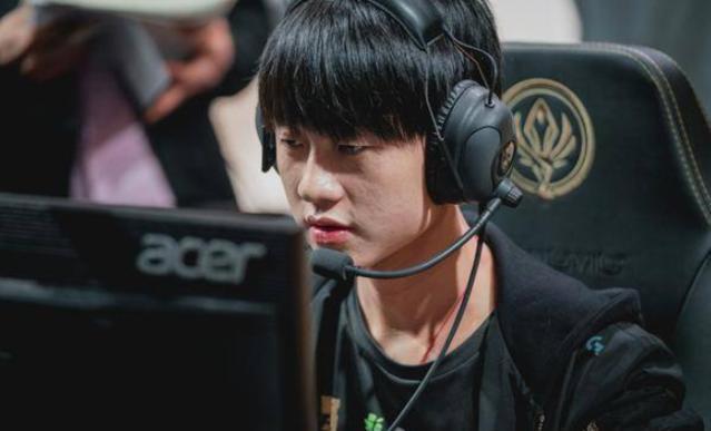 德州扑克后期为何少冒险（德州扑克后期为何不宜轻易冒险）